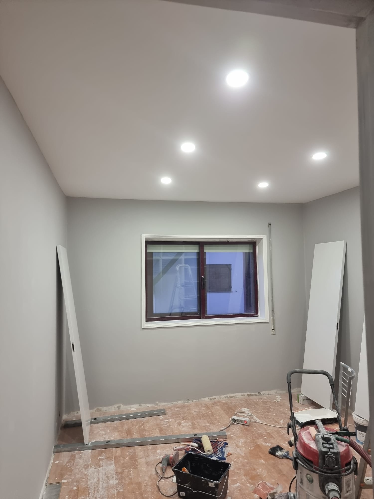 Quarto pronto a pintar · pladur com iluminação embutida