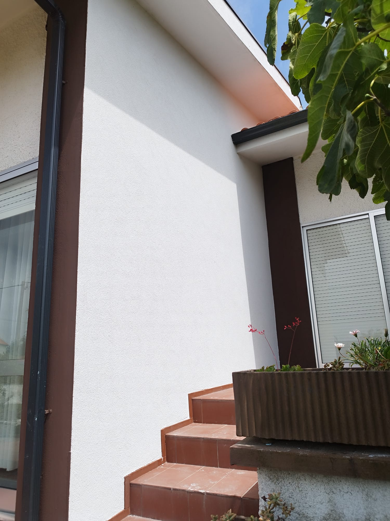 Fachada exterior pintada e acabamentos
