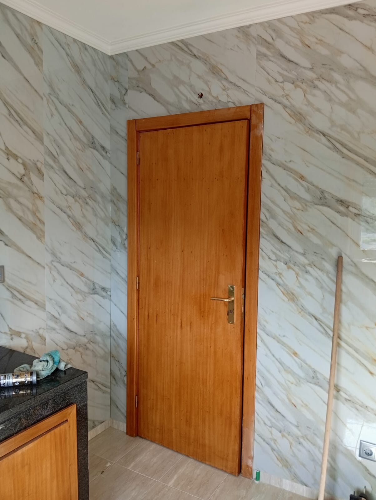 Casa de banho concluída com porta em madeira
