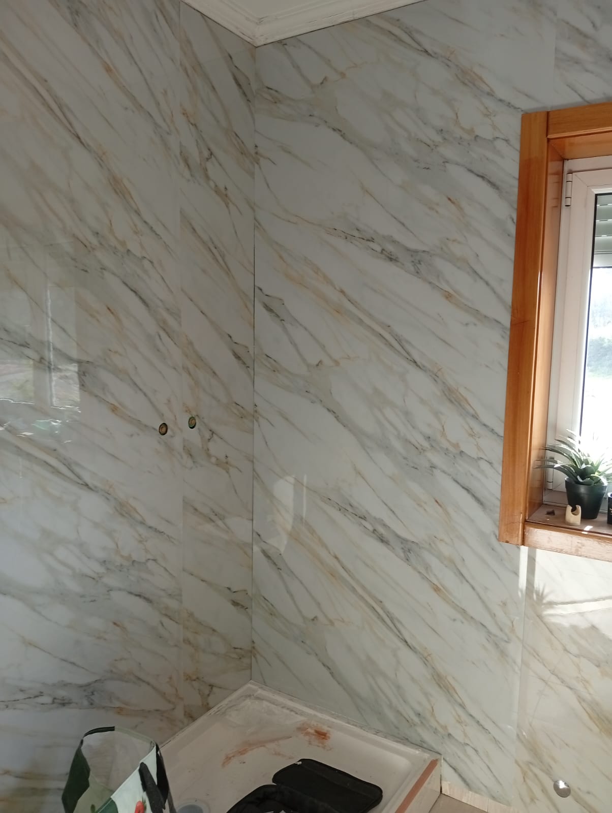 Casa de banho · revestimento em mármore Calacatta